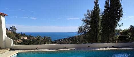 Piscine vue mer panoramique