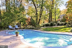 Hourglass chlorine pool with 8 ft deep end + shallow end with exit/entry steps