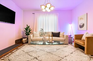 Living Room, Room, Indoors, Furniture, Flooring