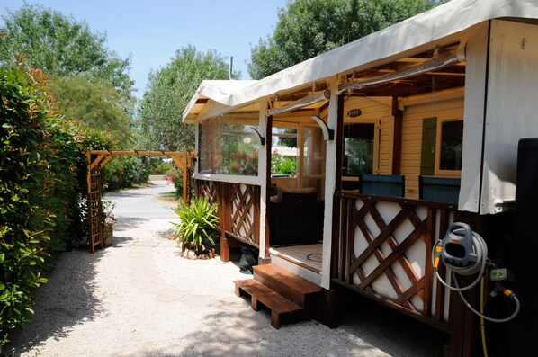 Terrasse 18 m2 et petit jardin 