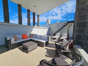 Stylish Home with Roof-Top Patio - Historic Centre (1408)