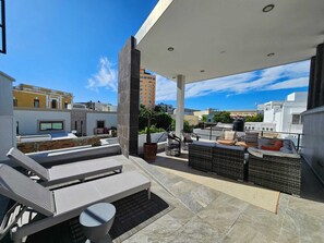 Stylish Home with Roof-Top Patio - Historic Centre (1407)