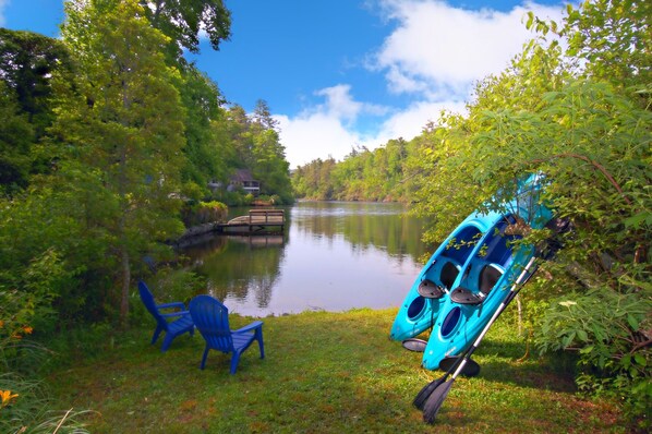 Lake property across the road from home, 2 kayaks with paddles & life jackets and 2 chairs provided