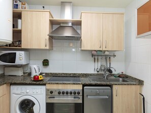 Cabinetry, Comptoir, Propriété, Meubles, Cuisinière, Cuisine, Appareil De Cuisine, Design Intérieur, Éclairage, Bois