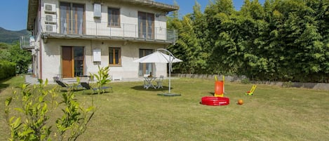 Himmel, Pflanze, Eigentum, Gebäude, Fenster, Baum, Grundstueck, Haus, Hütte, Natürliche Landschaft