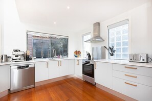 A bright & modern kitchen 