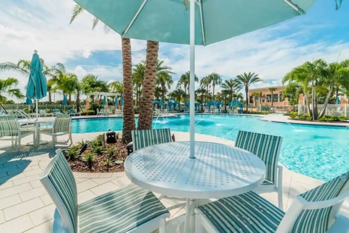 Solara 7BR/6.5BA Villa w/Pool/Spa, 3544 sqft, Sleeps 18, Lake and green view.