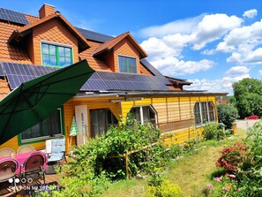 Vorgarten mit Terrasse