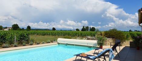 Piscine privée, sans vis à vis dominant nos vignes.