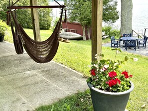 Outdoor reading nook w/ rope swings 