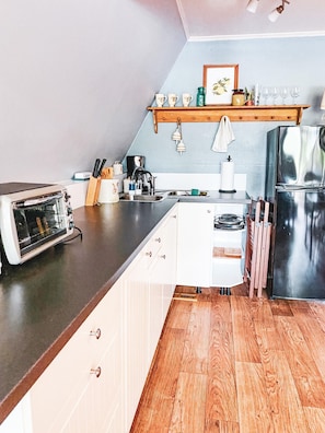 Adorable kitchen. No full-size oven or dishwasher. There is a small counter oven