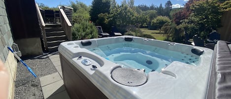 Brand new hot tub, outdoor dining area, an acre meadow, close to town.