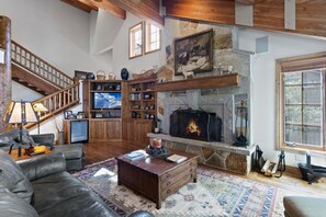 Living Room, Indoors, Furniture, Couch, Fireplace