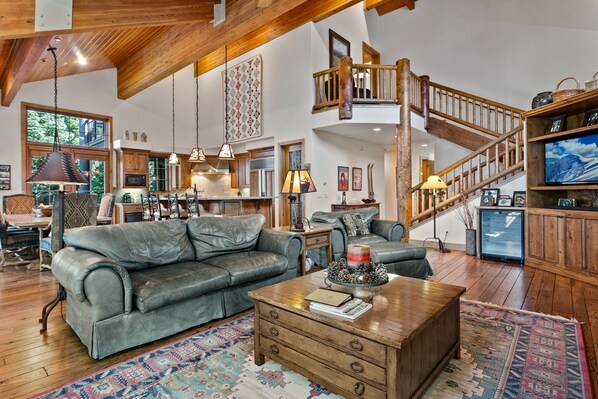 Living Room, Furniture, Indoors, Couch, Hardwood
