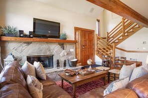 Living Room, Room, Indoors, Furniture, Screen