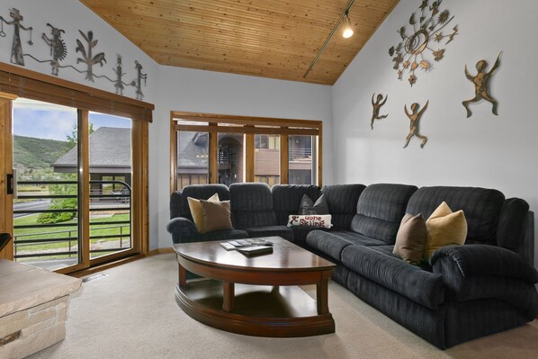 Living Room, Furniture, Indoors, Coffee Table, Table