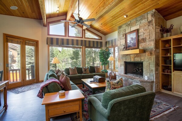 Living Room, Indoors, Room, Furniture, Couch