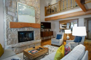 Living Room, Indoors, Room, Furniture, Couch