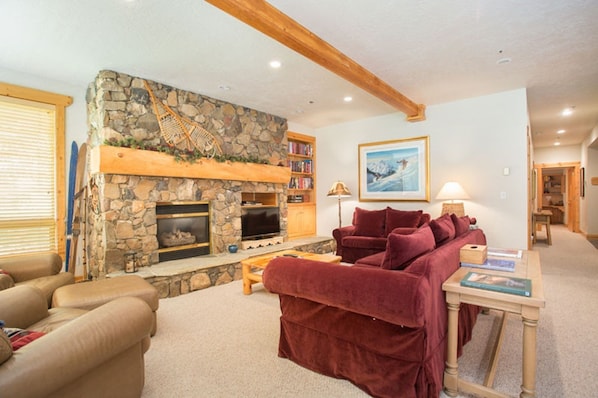 Couch, Furniture, Living Room, Indoors, Room