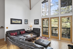 Living Room, Furniture, Indoors, Couch, Lamp