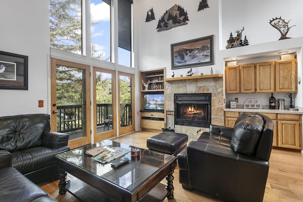 Living Room, Furniture, Indoors, Couch, Fireplace