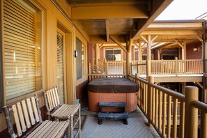 Porch, Hardwood, Jacuzzi, Hot Tub, Tub