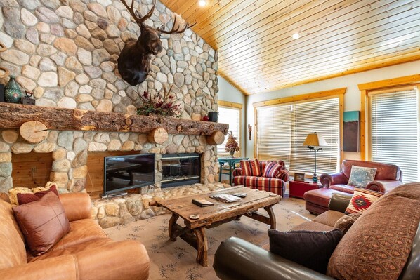 Home Decor, Living Room, Indoors, Room, Hearth