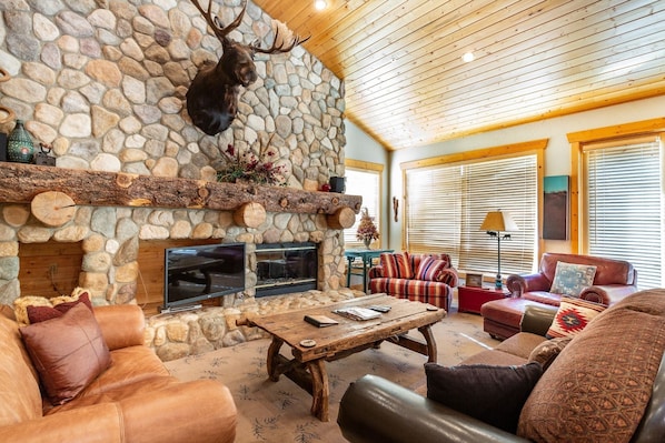 Home Decor, Living Room, Indoors, Room, Hearth