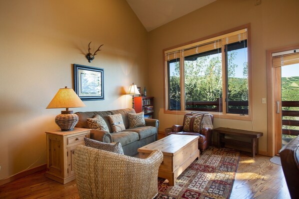 Living Room, Room, Indoors, Flooring, Couch