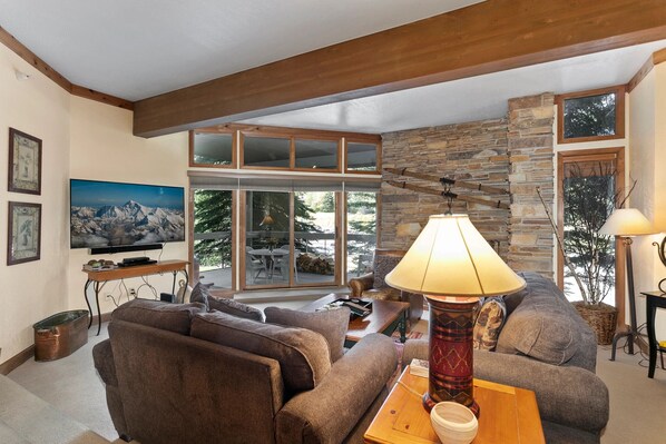 Living Room, Furniture, Indoors, Couch, Desk
