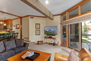 Living Room, Furniture, Indoors, Couch, Table