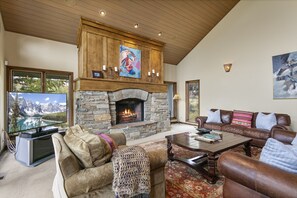 Living Room, Indoors, Furniture, Couch, Fireplace