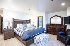 Bedroom, Room, Indoors, Furniture, Bed