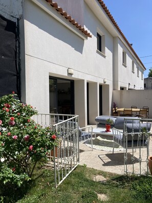 Maison mitoyenne mais trĂšs au calme