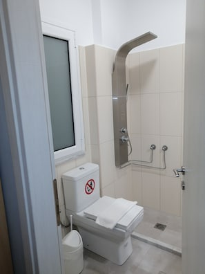 On the upper floor of the maisonette there are ensuite toilets!!!