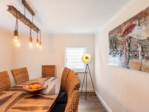 Table, Meubles, Vaisselle, Propriété, Ciel, Chaise, Textile, Design Intérieur, Bois, Arbre