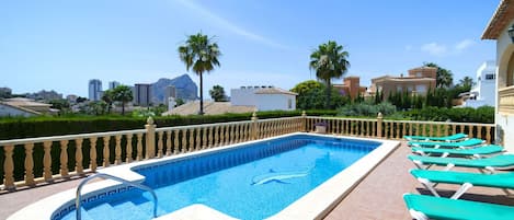 Agua, Cielo, Tiempo De Día, Propiedad, Nube, Planta, Piscina, Azur, Edificio, Árbol