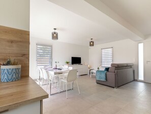 Tabelle, Möbel, Geschirr, Eigentum, Himmel, Stuhl, Textil, Interior Design, Holz, Baum