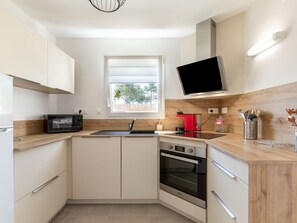 Tabelle, Möbel, Geschirr, Eigentum, Himmel, Stuhl, Textil, Interior Design, Holz, Baum