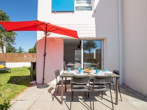 Tabelle, Möbel, Gebäude, Pflanze, Stuhl, Fenster, Schatten, Tisch Im Freien, Gartenmöbel, Interior Design