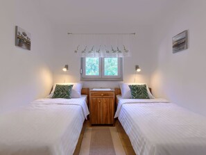 Tabelle, Möbel, Geschirr, Eigentum, Himmel, Stuhl, Textil, Interior Design, Holz, Baum
