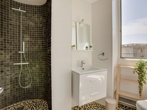 Armatur, Spiegel, Zapfhahn, Badezimmerschrank, Gebäude, Duschkopf, Badezimmer, Bad Sink, Pflanze, Haus