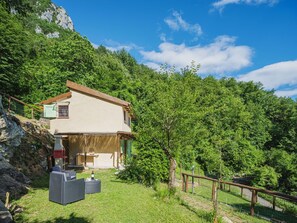 Wolke, Pflanze, Himmel, Eigentum, Gebäude, Berg, Natürliche Landschaft, Baum, Grundstueck, Haus