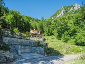 Plant, Sky, Mountain, Tree, Natural Landscape, Building, Highland, Watercourse, House, Slope