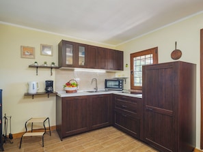 Cabinetry, Möbel, Countertop, Eigentum, Gebäude, Küchengerät, Haushaltsgerät, Küche, Holz, Schublade