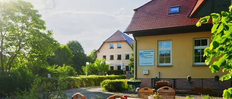 Unser Gutshaus (rechts) und Gasthaus mit Café (links) - gemütliche Ecken überall