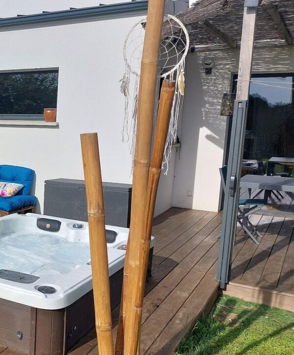 Outdoor spa tub