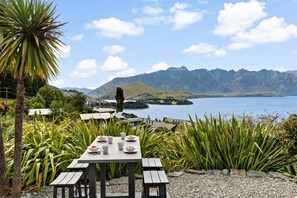 Outdoor Dining Area: Savor meals with breathtaking mountain and lake views—your perfect getaway!