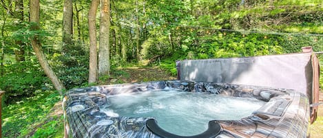 6 person hot tub. Professionally cleaned after every renter.  