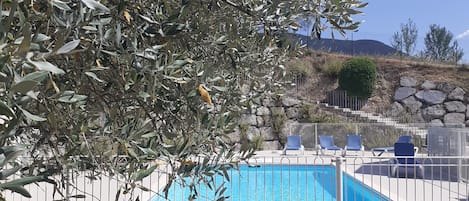 Piscine partagée uniquement avec les résidents . Peu encombrée.